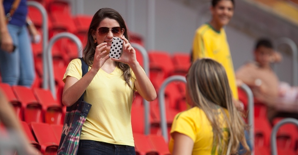 Torcedoras aguardam início de amistoso em Brasília. Estádio não ficou cheio para Brasil x Austrália