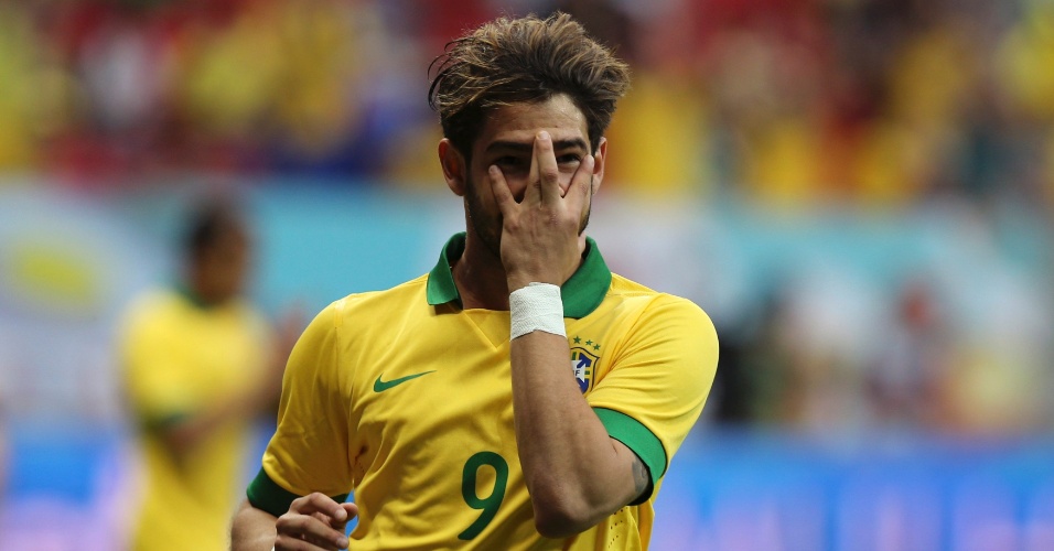 07.set.2013 - Alexandre Pato comemora o seu gol em amistoso do Brasil contra Austrália