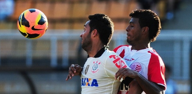 Ibson tenta dominar a bola durante o empate por 0 a 0 entre Corinthians e Náutico no Pacaembu - Junior Lago / UOL