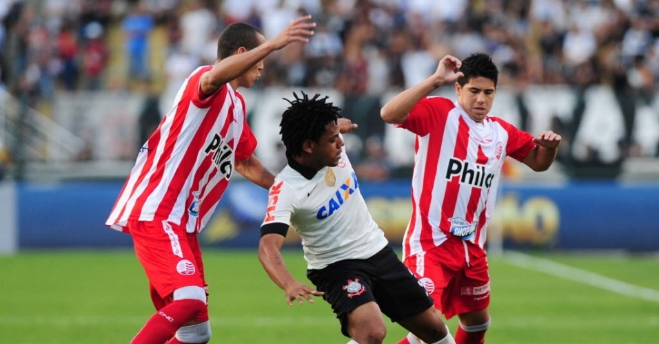 08.set.2013 - Romarinho tenta jogada entre dois marcadores no empate por 0 a 0 entre Corinthians e Náutico no Pacaembu