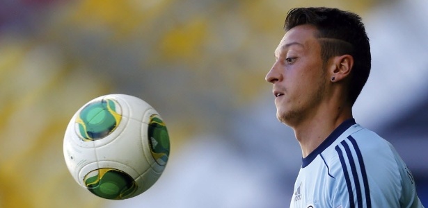 Mesut Özil em treino da seleção alemã, que enfrenta Ilhas Faroe na próxima terça-feira -  REUTERS/Michael Dalder 