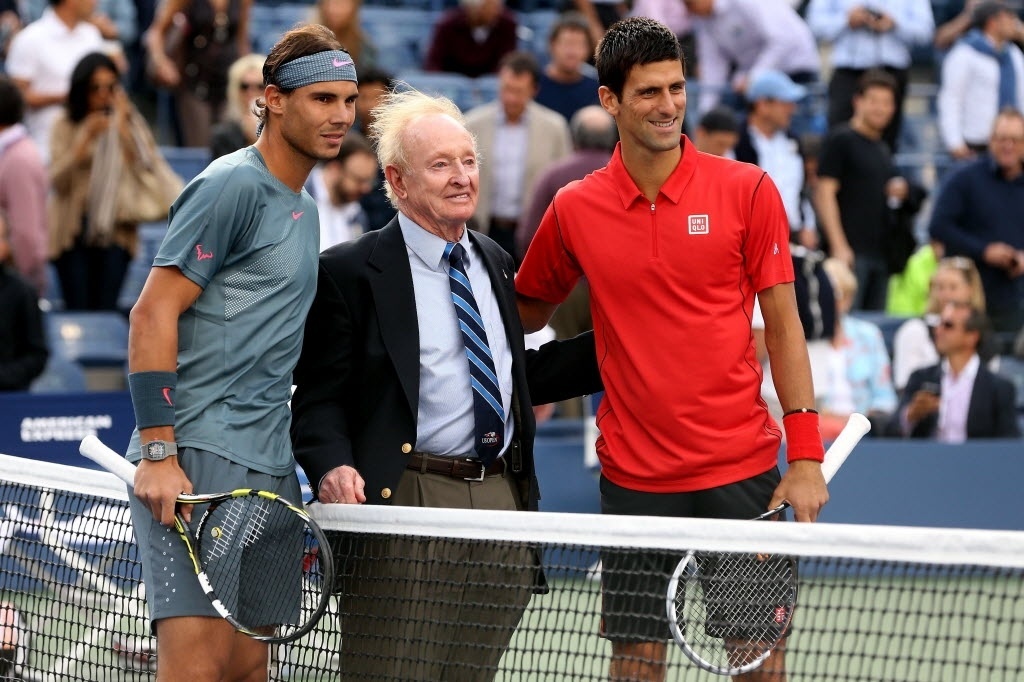 09.set.2013 - Antes do início da decisão do Aberto dos Estados Unidos, Novak Djokovic e Rafael Nadal posam para foto com o ex-jogador Rod Laver