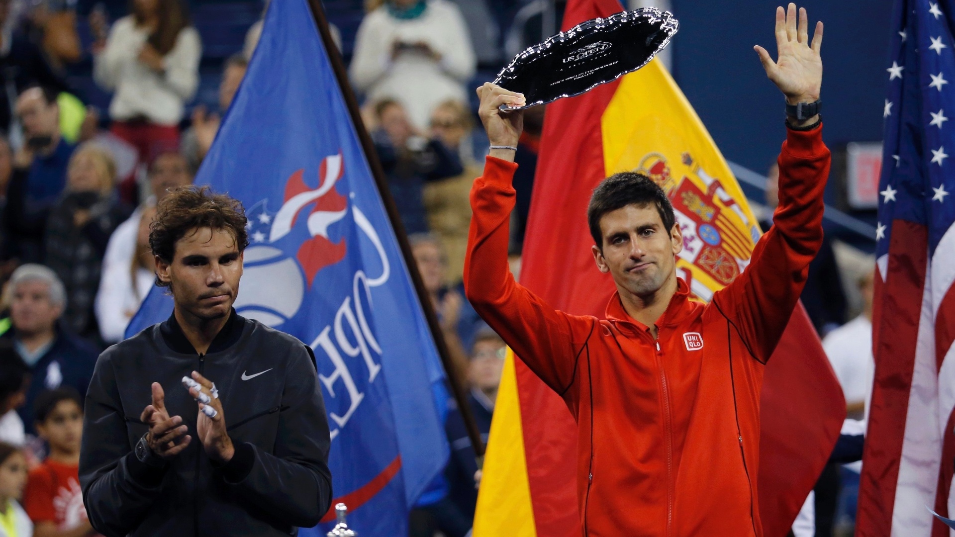 09.set.2013 - Novak Djokovic recebe o trófeu de vice-campeão do US Open