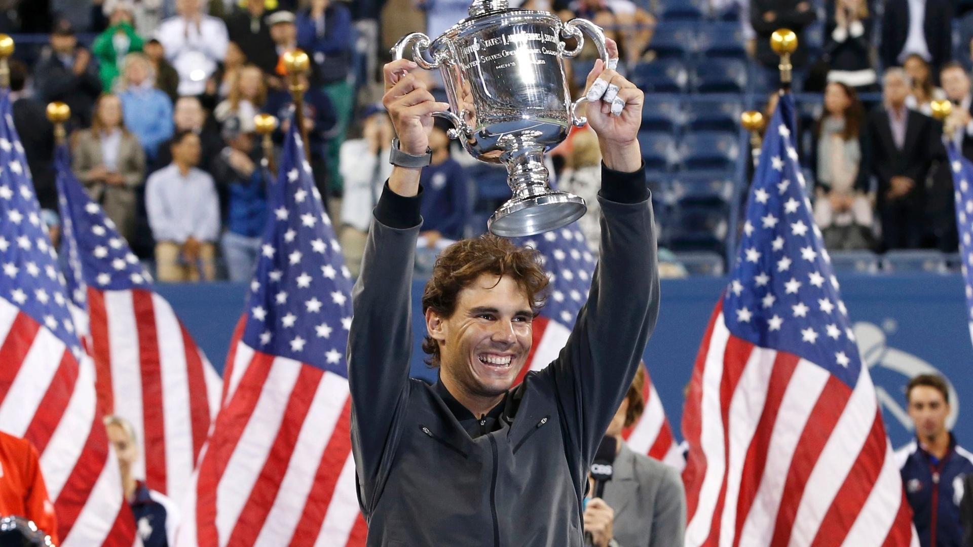 09.set.2013 - Rafael Nadal ergue o trófeu do US Open após derrotar Nova Djokovic