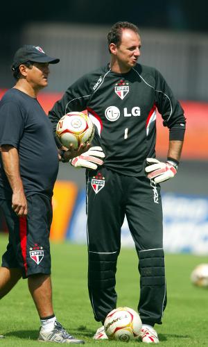 17.03.2006 - Muricy Ramalho conversa com Rogério Ceni durante treinamento do São Paulo