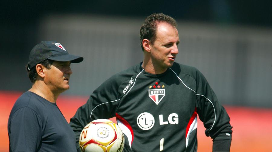 Muricy Ramalho conversa com Rogério Ceni durante treinamento do São Paulo em 2006 - Fernando Santos