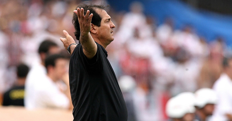19.11.2006 - Muricy Ramalho dirige o São Paulo contra o Atlético-PR em 2006
