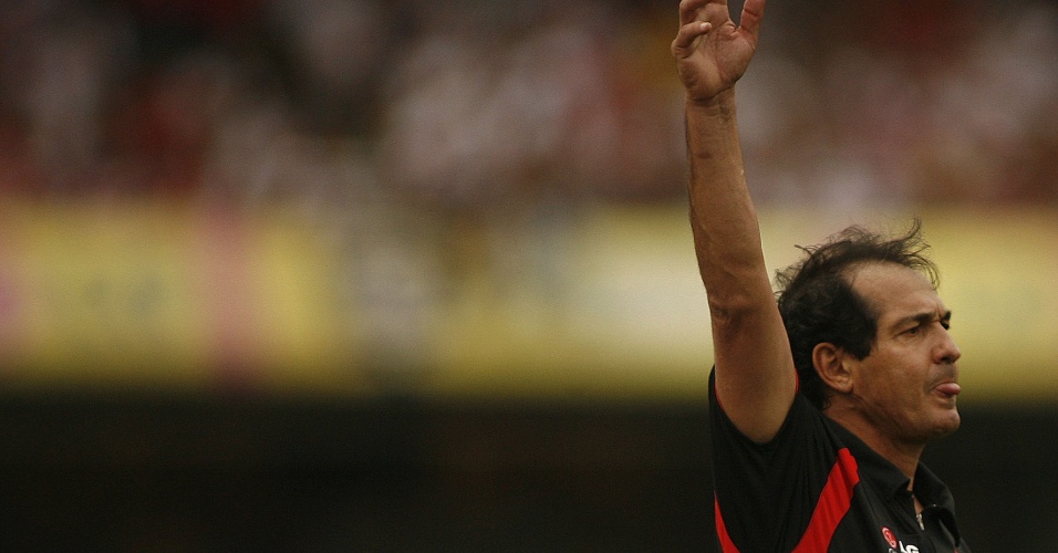 21.10.2007. - Muricy Ramalho orienta seus jogadores durante a vitória do São Paulo por 1 a 0 sobre o Cruzeiro