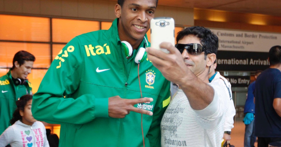 Atacante Jô posa para foto com fã em Boston, onde a seleção enfrenta Portugal nesta terça-feira