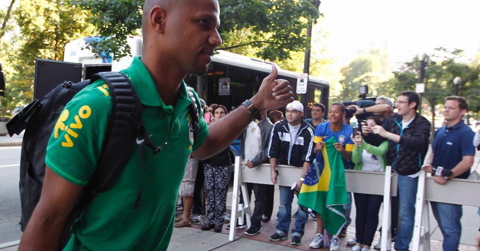 Goleiro Jefferson, do Botafogo, cumprimenta os fãs na chegada da seleção brasileira a Boston, nos EUA