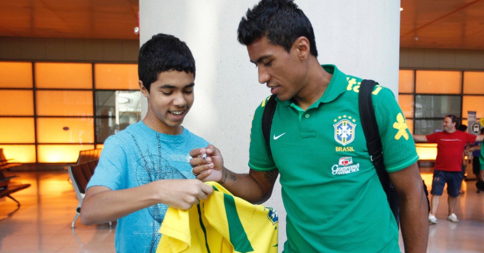 O ex-corintiano Paulinho também foi alvo do assédio dos fãs na chegada aos Estados Unidos