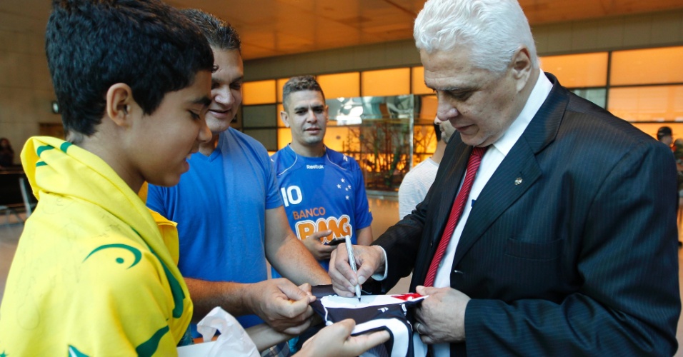 O presidente do Vasco, Roberto Dinamite, chefe de delegação da seleção brasileira, também foi alvo do assédio dos fãs