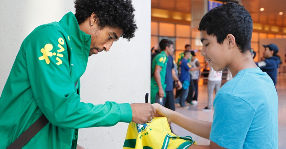 O zagueiro Dante deu autógrafos aos fãs que receberam a seleção brasileira nos EUA