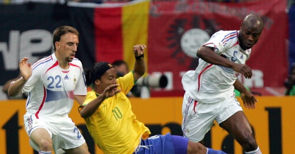 01.06.2006 - Ronaldinho Gaúcho cai diante de Ribéry e Gallas em jogo do Brasil contra a França na Copa do Mundo de 2006