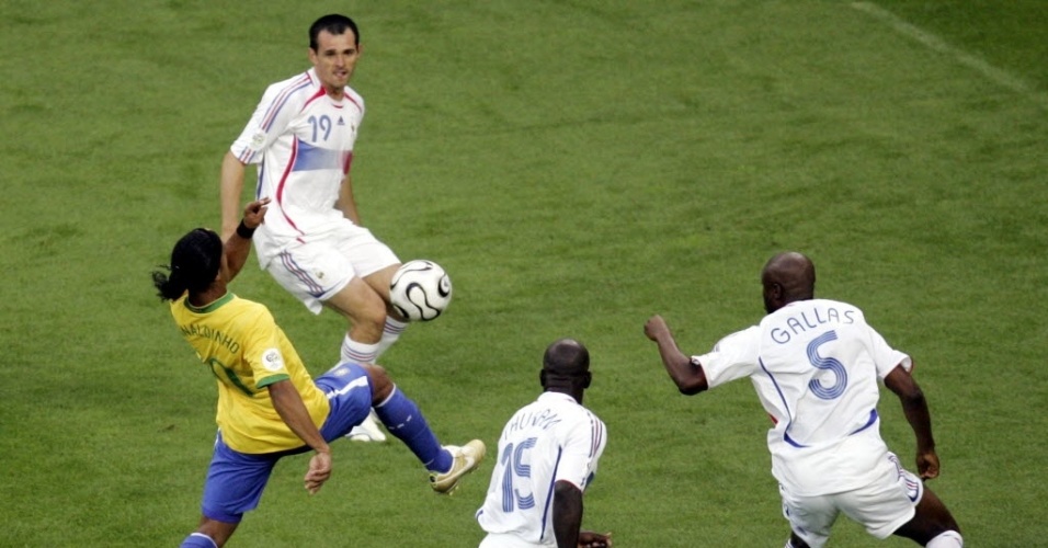 01.06.2006 - Ronaldinho Gaúcho tenta jogada individual entre três marcadores em jogo do Brasil contra a França na Copa do Mundo de 2006