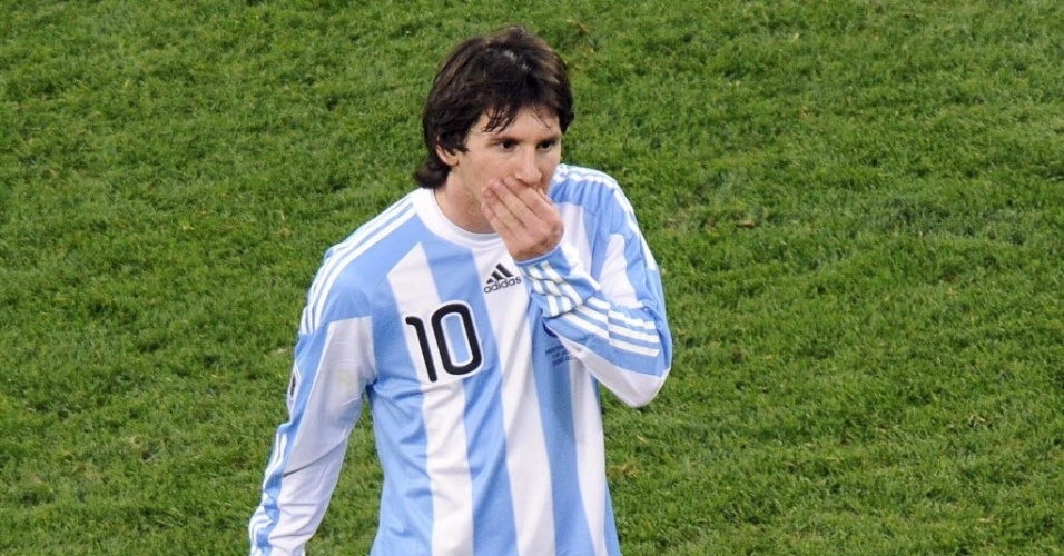 03.07.2010 - Lionel Messi deixa o campo lamentando após revés da Argentina por 4 a 0 para a Alemanha na Copa do Mundo de 2010