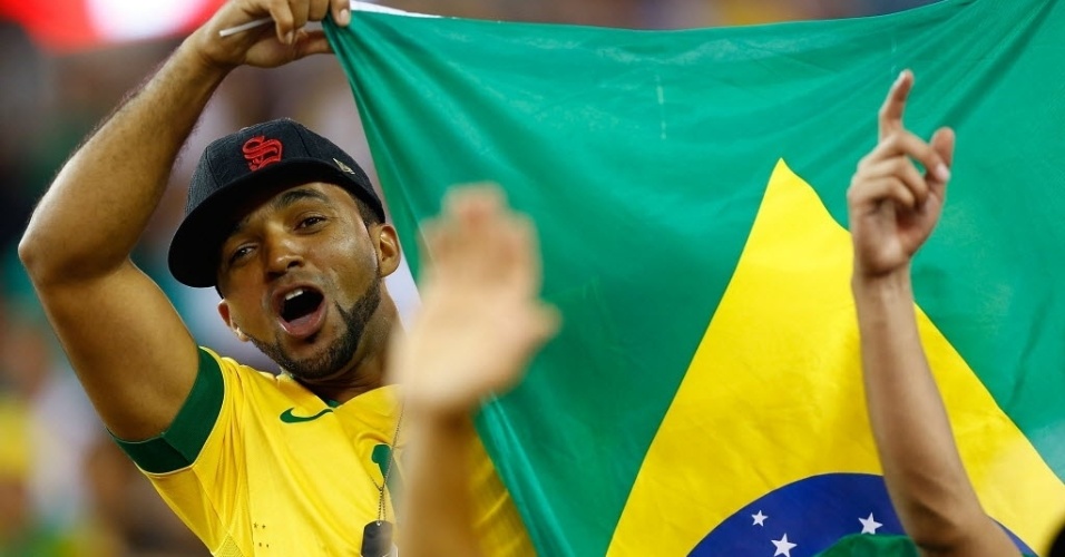 10.09.13 - Brasileiros marcam presença nas arquibancadas de Boston no amistoso contra Portugal