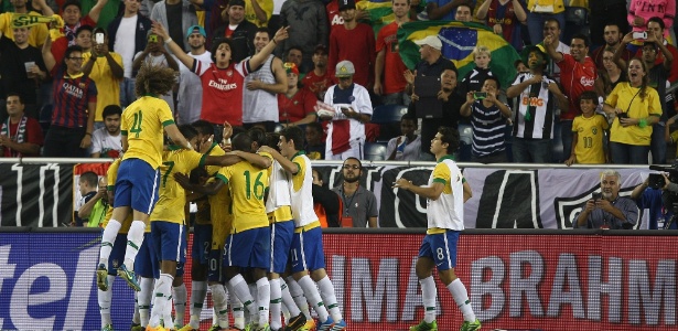 Jogadores da seleção brasileira comemoram gol de Jô contra Portugal