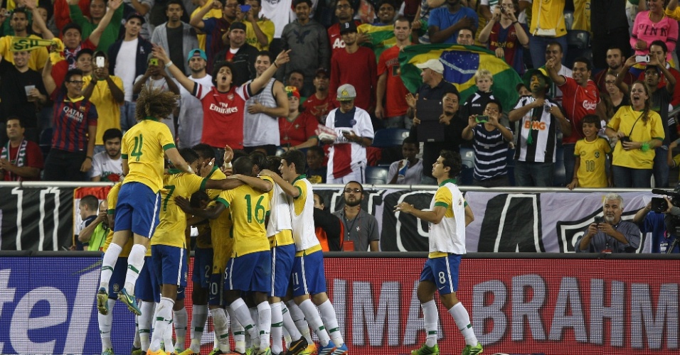 10.09.13 - Jogadores da seleção brasileira comemoram gol de Jô contra Portugal