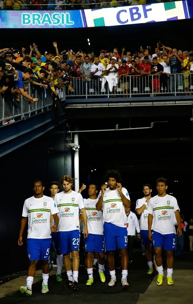 10.09.13 - Jogadores do Brasil entram em campo para fazer aquecimento antes da partida contra Portugal nos EUA