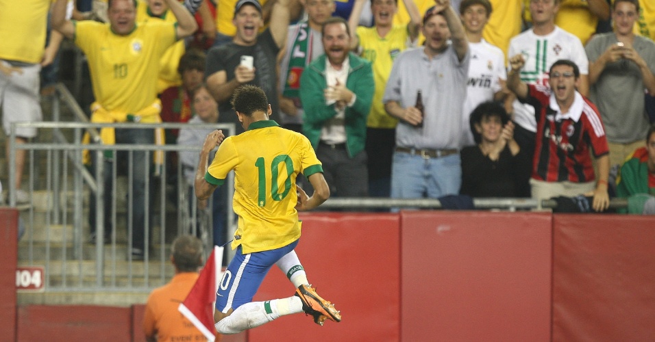 10.09.13 - Neymar comemora gol do Brasil contra Portugal em amistoso disputado em Boston