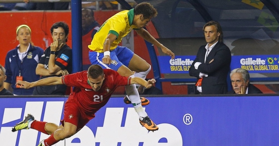 10.set.13 - Neymar é derrubado por João Pereira no amistoso entre Brasil e Portugal disputado nos EUA; brasileiros venceram por 3 a 1