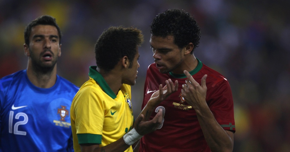 10.set.13 - Neymar e Pepe discutem após dividida na partida entre Brasil e Portugal; brasileiros venceram amistoso por 3 a 1