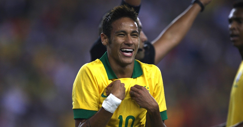 10.09.13 - Neymar reclama após receber amarelo por discussão com Pepe