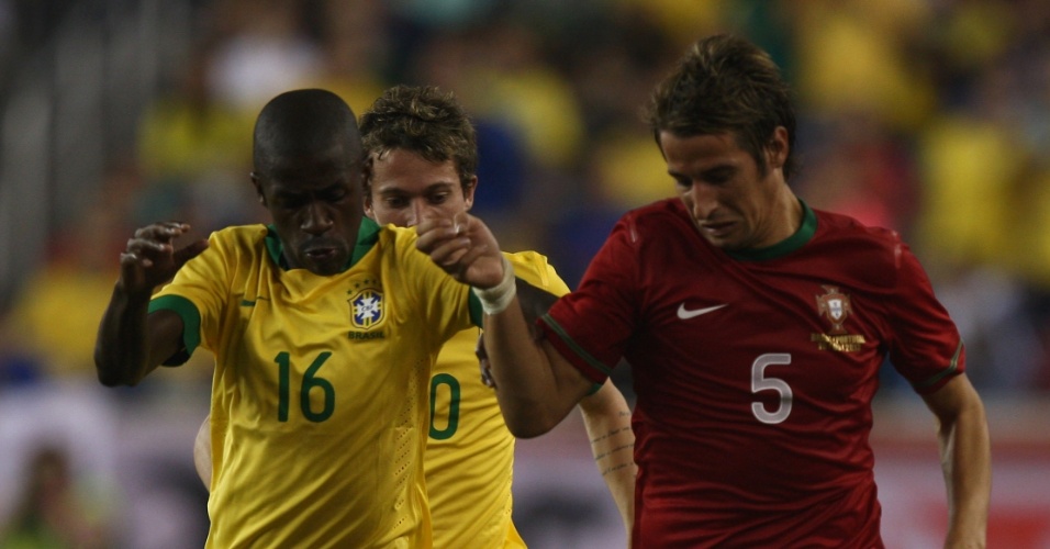10.09.13 - Ramires e Fabio Coentrão disputam bola no amistoso entre Brasil e Portugal