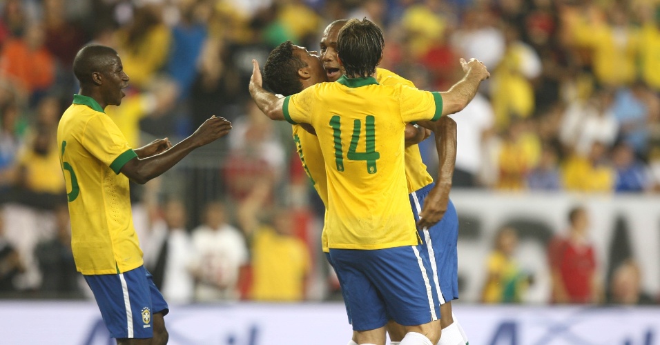 10.09.13 - Thiago Silva abraça Maicon após fazer gol do Brasil contra Portugal em Boston