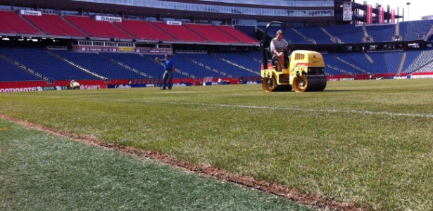 Funcionário do Gillette Stadium coloca gramado natural para partida da seleção