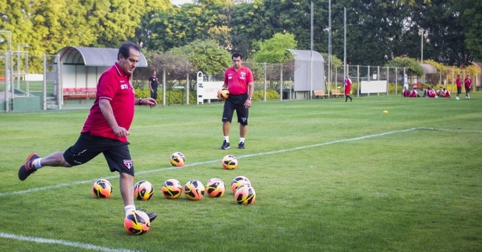 10.set.2013 - Apresentado como novo técnico do São Paulo, Muricy Ramalho comanda treino de cruzamentos na primeira atividade no clube