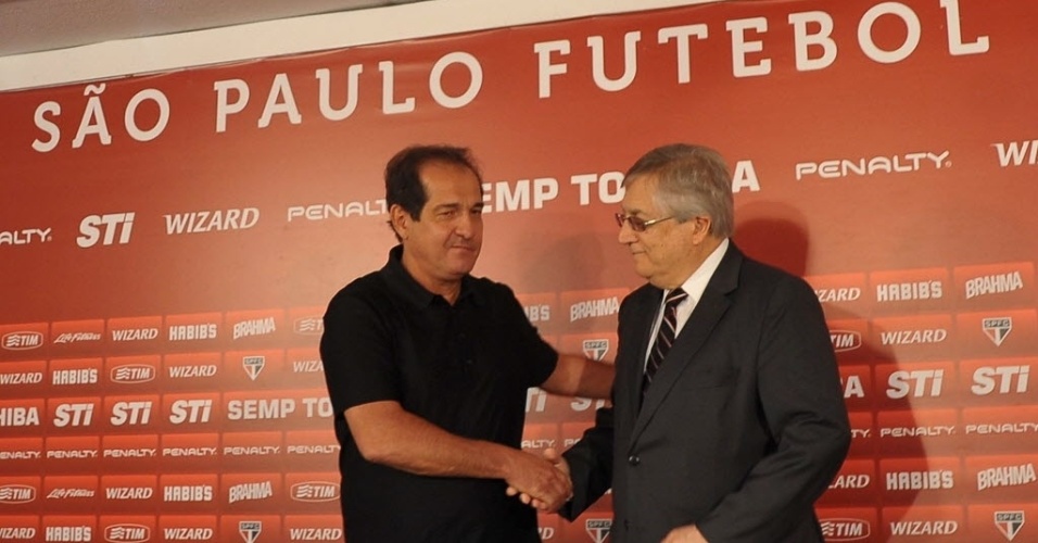 10.set.2013 - Muricy Ramalho cumprimenta João Paulo de Jesus Lopes, vice-presidente de futebol do São Paulo, em sua apresentação como novo técnico do clube