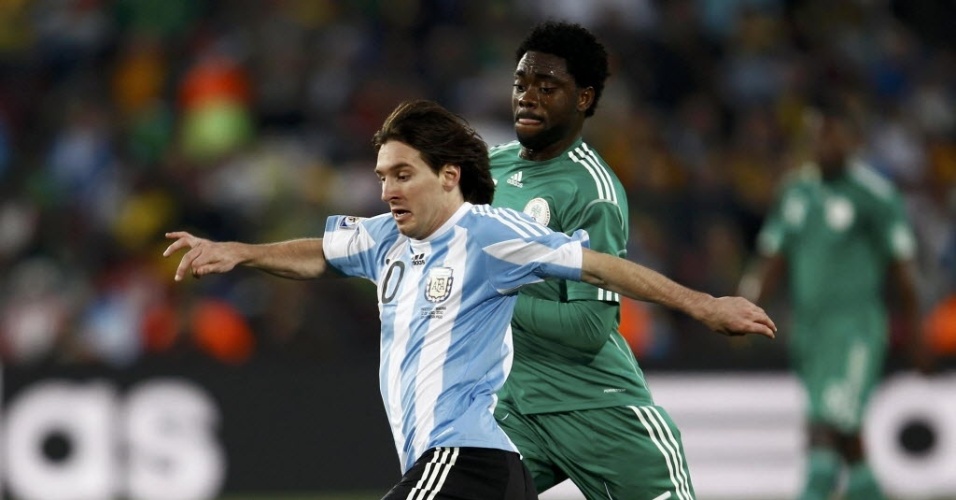 12.06.2010 - Marcado por Haruna Lukman, Messi carrega a bola em jogo da Argentina contra a Nigéria na Copa do Mundo de 2010