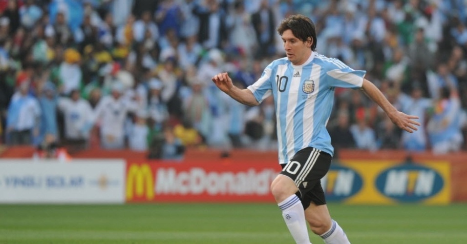12.06.2010 - Messi conduz a bola durante a vitória da Argentina por 1 a 0 sobre a Nigéria na Copa do Mundo de 2010