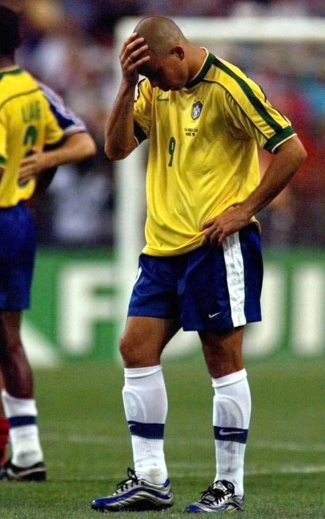 12.07.1998 - Brasileiro Ronaldo lamenta em derrota para a França por 3 a 0 na decisão da Copa do Mundo de futebol