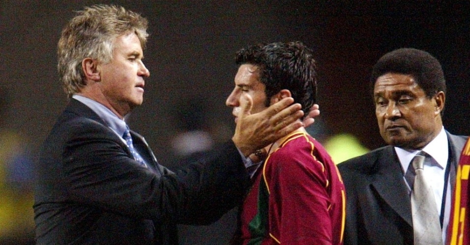 14.06.2002 - Guus Hiddink, treinador da Coreia do Sul na Copa do Mundo de 2002, cumprimenta o português Luis Figo