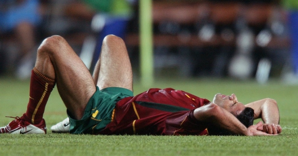 14.06.2002 - Luis Figo lamenta a desclassificação da seleção portuguesa na Copa do Mundo de 2002