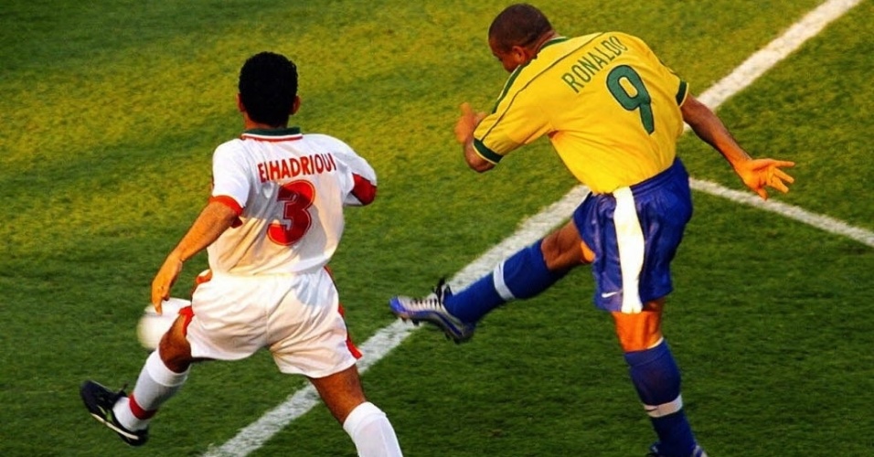 16.06.1998 - Ronaldo chuta para marcar o primeiro gol do Brasil contra o Marrocos na Copa do Mundo de 1998