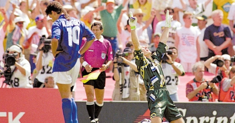 17.07.1994 - Roberto Baggio, camisa 10 da Itália, perdeu o pênalti que deu ao Brasil o título da Copa do Mundo de 1994