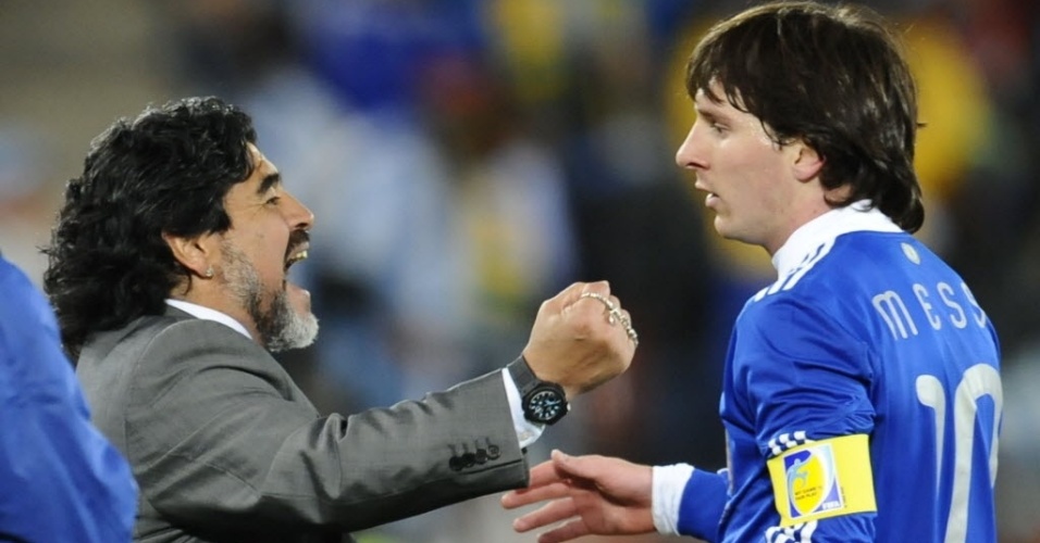 22.06.2010 - Técnico da Argentina na Copa do Mundo de 2010, Maradona comemora com Messi um dos gols da vitória por 2 a 0 sobre a Grécia