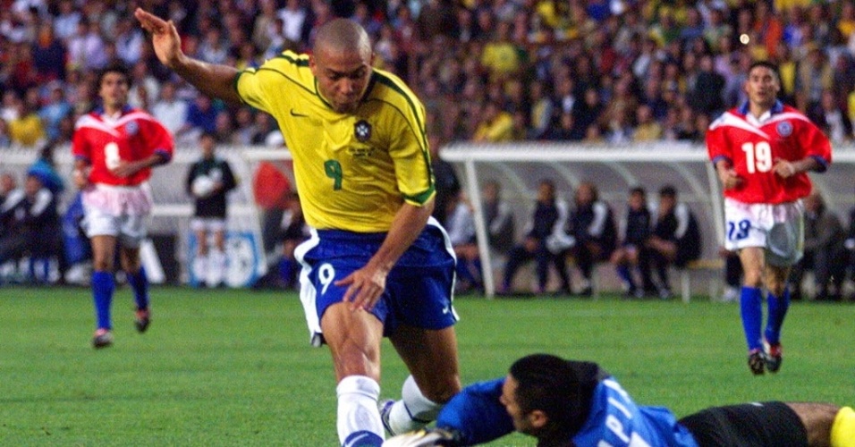 27.06.1998 - Ronaldo sofre pênalti do goleiro chileno Tapia em jogo válido pelas oitavas de final da Copa do Mundo de 1998