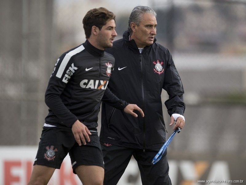 Alexandre Pato, atacante do Corinthians, corre no CT Joaquim Grava sob o comando do técnico Tite
