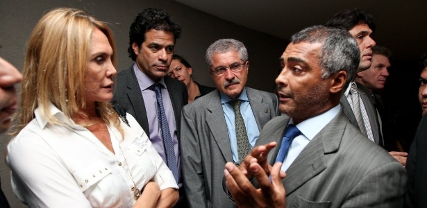 Observados por Raí, Hortência e Romário conversam durante encontro no Plenário da Câmara, em Brasília - Pedro Ladeira/Folhapress, PODER