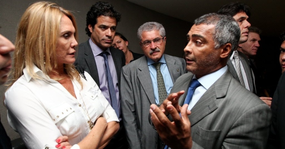 Observados por Raí, Hortência e Romário conversam durante encontro no Plenário da Câmara, em Brasília
