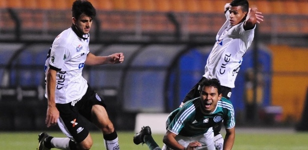 Vinicius cai e reclama de falta durante partida do Palmeiras contra o ASA - Junior Lago/UOL