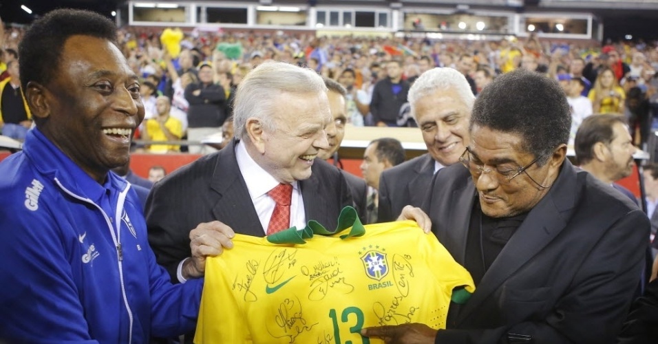 10.09.13 - Eusébio, ídolo de Portugal, ganha camisa da seleção brasileira autografada por jogadores das mãos de Marin e Pelé