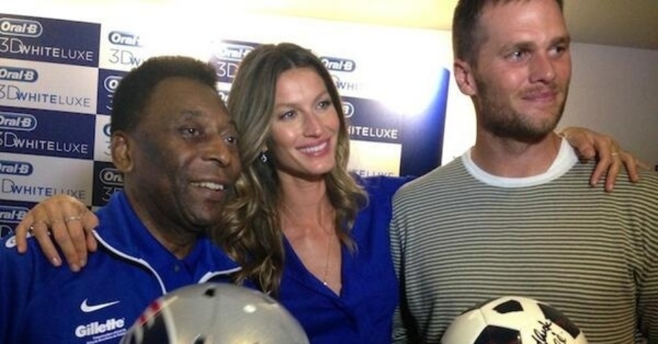 10.09.2013 - Pelé recebeu o cantor Michel Teló e a modelo Gisele Bundchen no camarote de jogo do Brasil contra Portugal