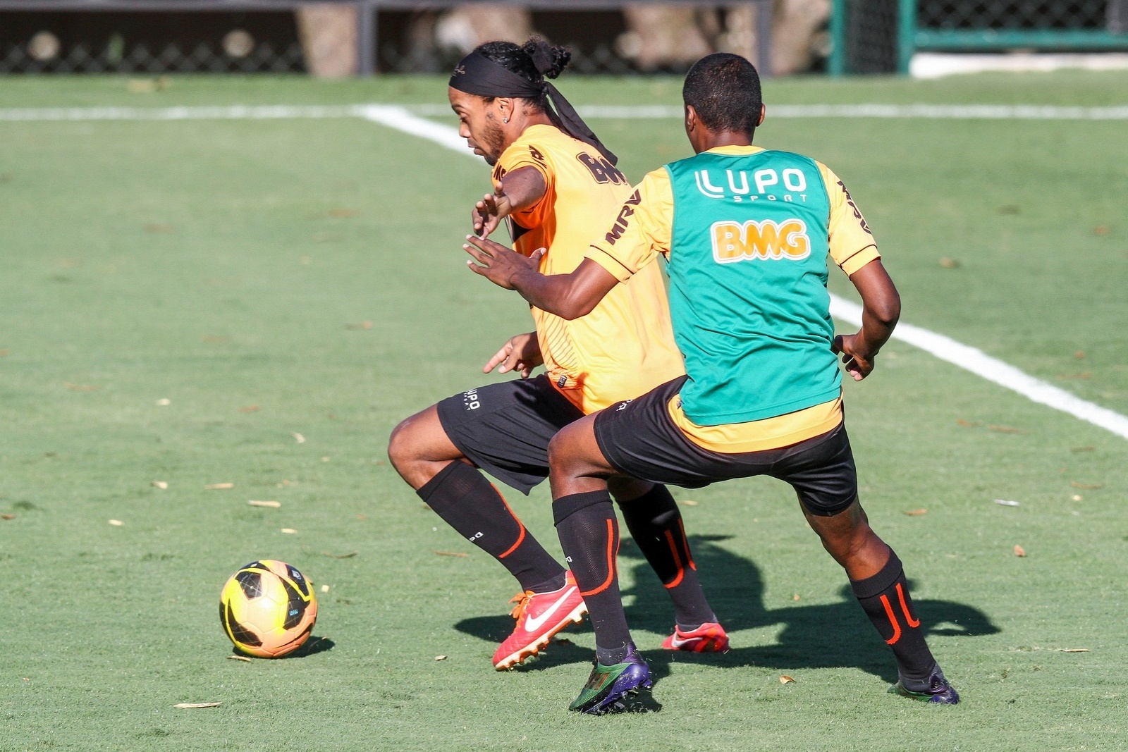 11 setembro 2013 - Ronaldinho Gaúcho em ação durante treinamento na tarde desta quarta-feira, na Cidade do Galo