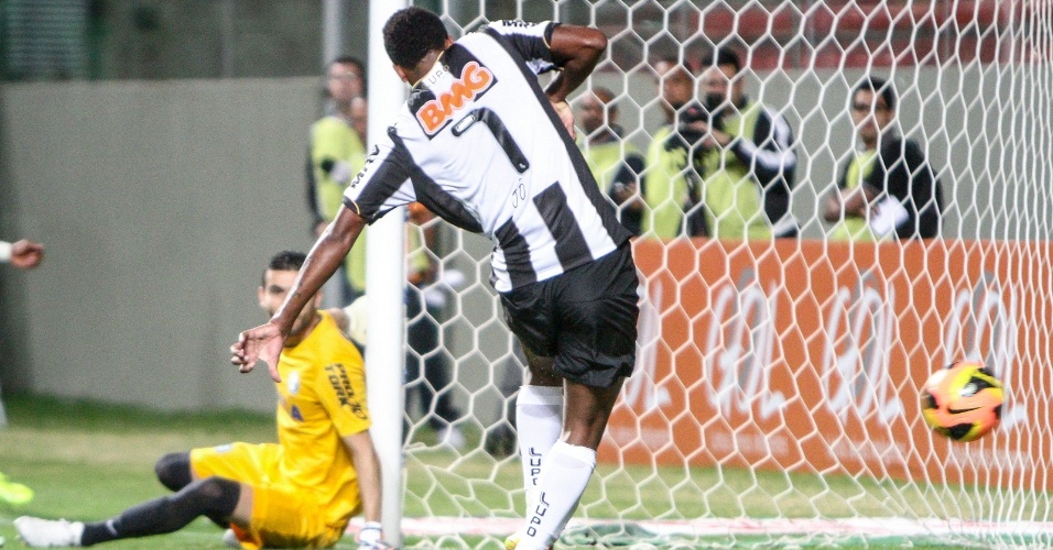 12 setembro 2013 - Destaque do Atlético-MG, Jô marca o primeiro gol no jogo contra o Coritiba, no Independência